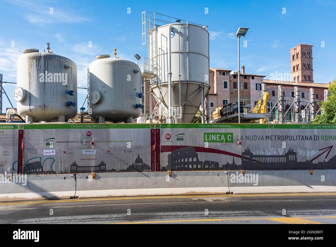 Obras y obras de construcción de la nueva línea C del metro frente al Coliseo. Metro Roma, Lazio, Italia. Foto de stock
