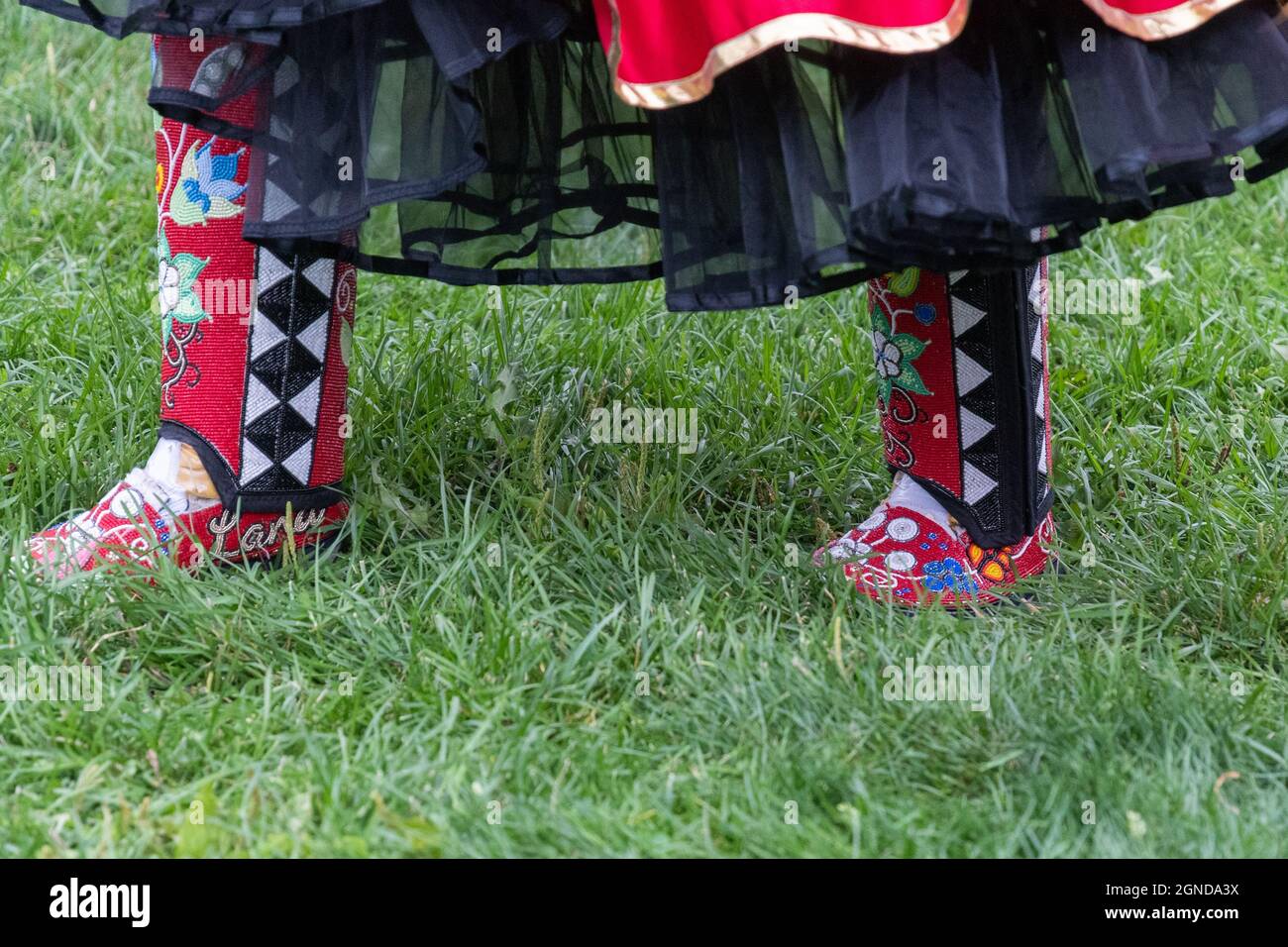 Zapatos tradicionales de una bailarina de las Primeras Naciones durante la Marcha Global del Clima organizada los viernes para el futuro frente al Bui Legislativo Provincial Foto de stock