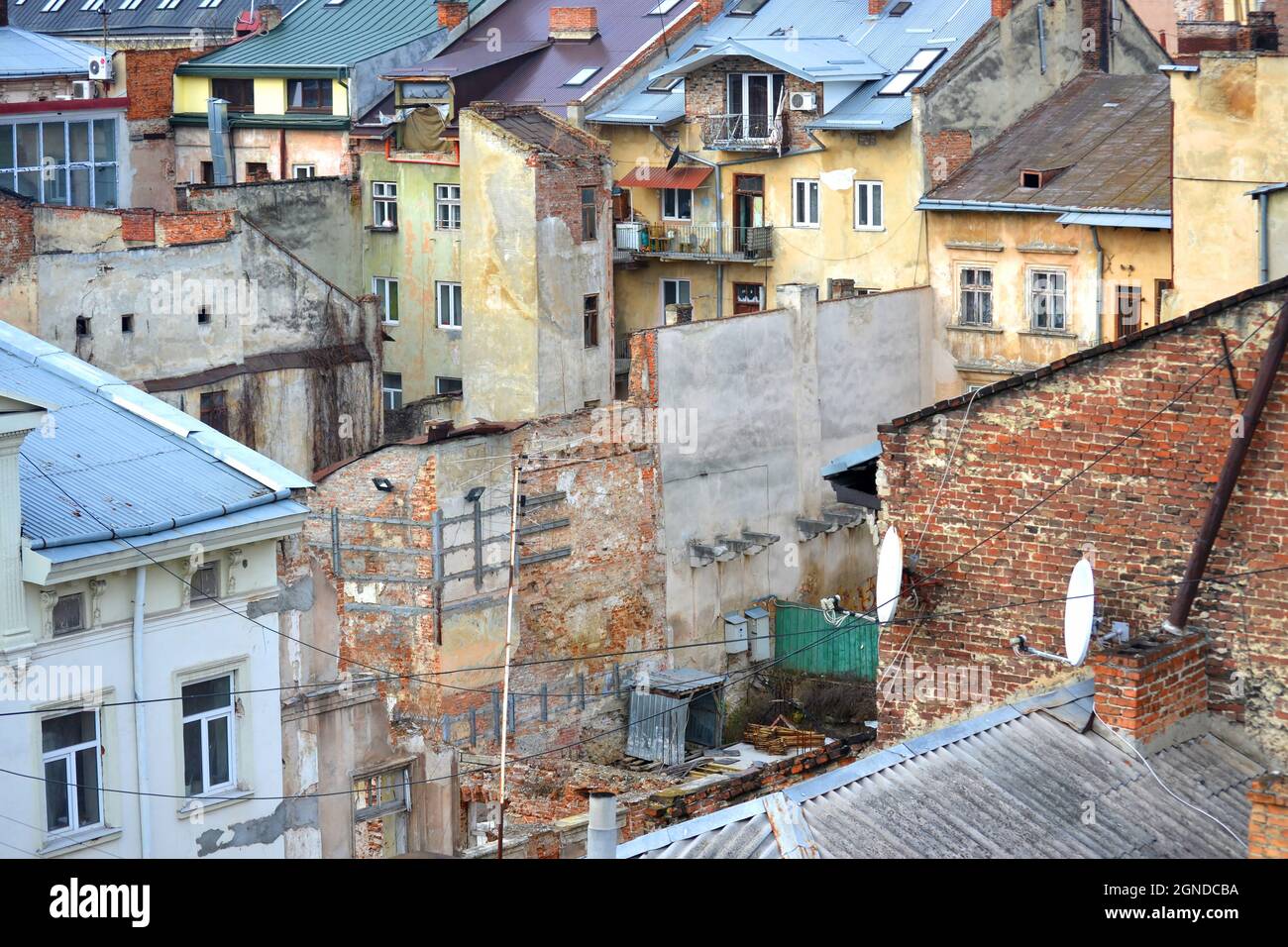 Barrios de tugurios en la ciudad de Lvov, Ucrania 11 de enero de 2014 Foto de stock
