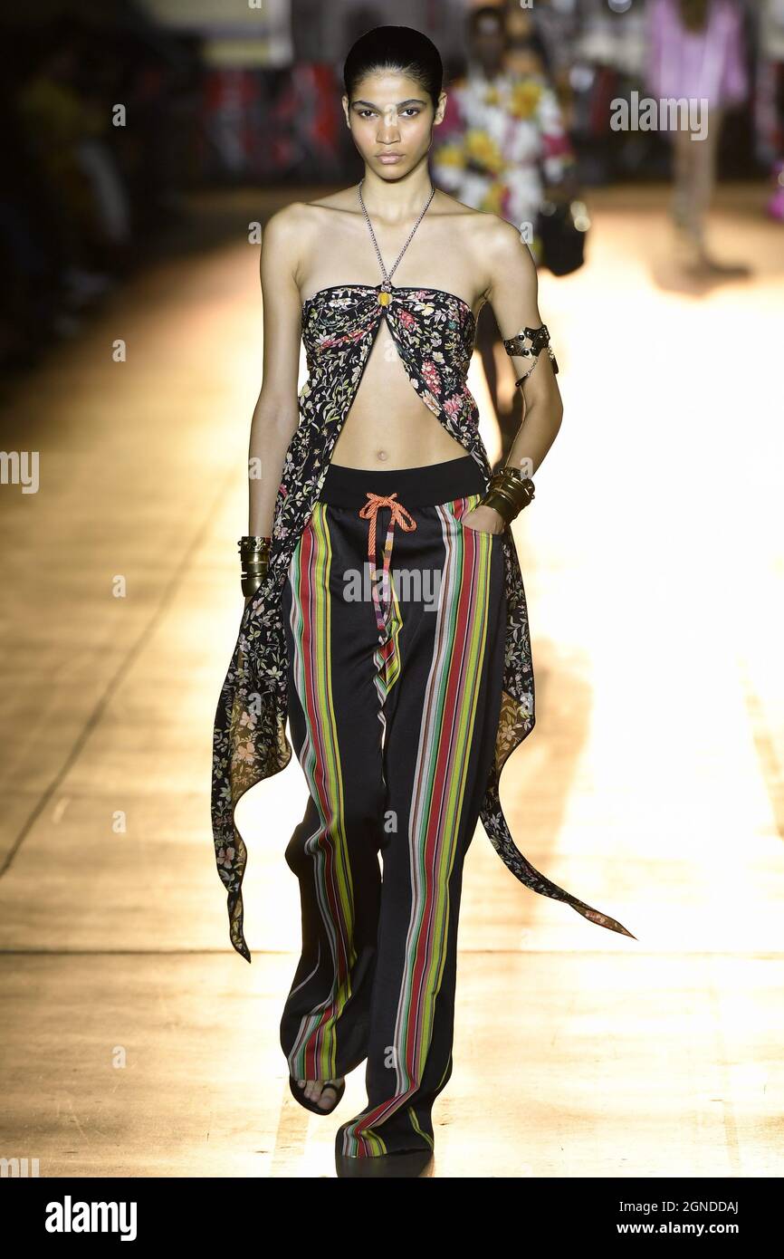 Milán, Italia. 23rd de Sep de 2021. Modelo Raynara Negrine camina por la  pista en el Etro Fashion Show durante la Primavera/Verano 2022 Colecciones  Fashion Show en Milán Fashion Week en Milán,