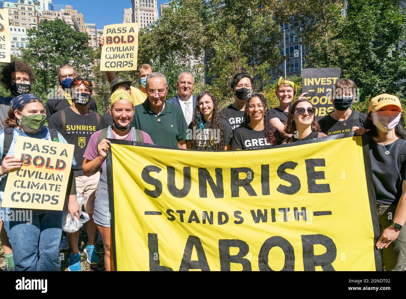 Nueva York, Estados Unidos. 24th de Sep de 2021. El Senador Schumer de los EE.UU., activistas del Trabajo y del Clima piden fondos del Cuerpo Civil del Clima del Congreso en Battery Urban Farm en Nueva York, NY, el 24 de septiembre de 2021. Su anuncio se produjo en un día en que se realizaron huelgas climáticas en todo el mundo para llamar la atención de las personas y empresas sobre la crisis climática. (Foto de Lev Radin/Sipa USA) Crédito: SIPA USA/Alamy Live News Foto de stock