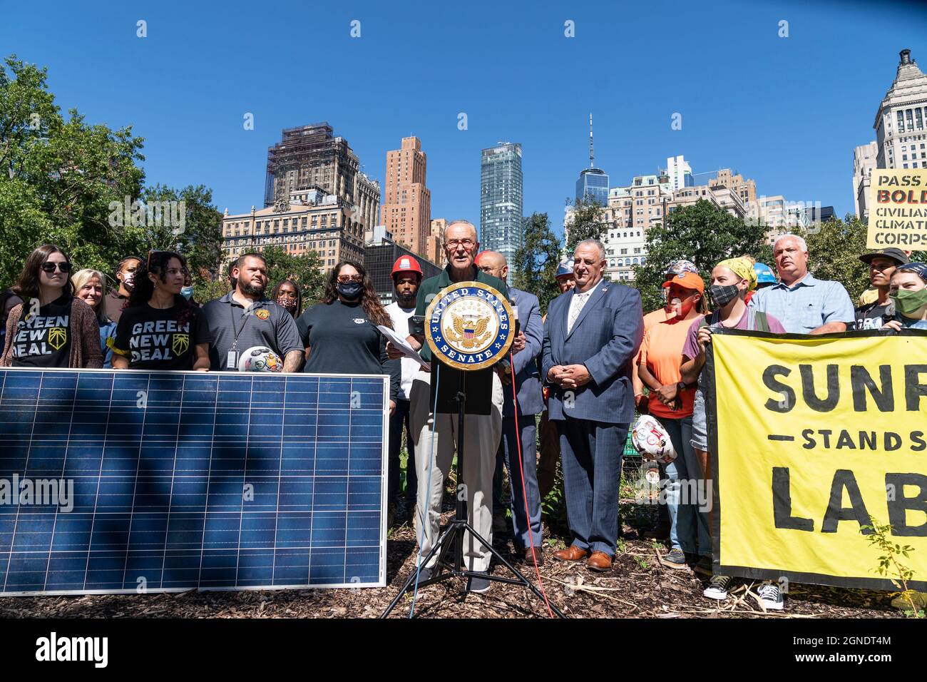 Nueva York, Estados Unidos. 24th de Sep de 2021. El Senador Schumer de los EE.UU., activistas del Trabajo y del Clima piden fondos del Cuerpo Civil del Clima del Congreso en Battery Urban Farm en Nueva York, NY, el 24 de septiembre de 2021. Su anuncio se produjo en un día en que se realizaron huelgas climáticas en todo el mundo para llamar la atención de las personas y empresas sobre la crisis climática. (Foto de Lev Radin/Sipa USA) Crédito: SIPA USA/Alamy Live News Foto de stock