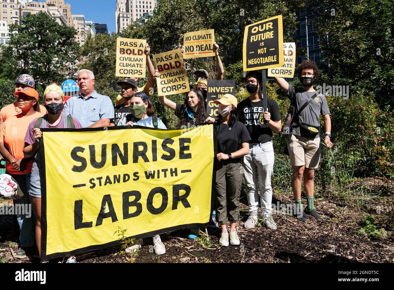 Nueva York, Estados Unidos. 24th de Sep de 2021. El Senador Schumer de los EE.UU., activistas del Trabajo y del Clima piden fondos del Cuerpo Civil del Clima del Congreso en Battery Urban Farm en Nueva York, NY, el 24 de septiembre de 2021. Su anuncio se produjo en un día en que se realizaron huelgas climáticas en todo el mundo para llamar la atención de las personas y empresas sobre la crisis climática. (Foto de Lev Radin/Sipa USA) Crédito: SIPA USA/Alamy Live News Foto de stock