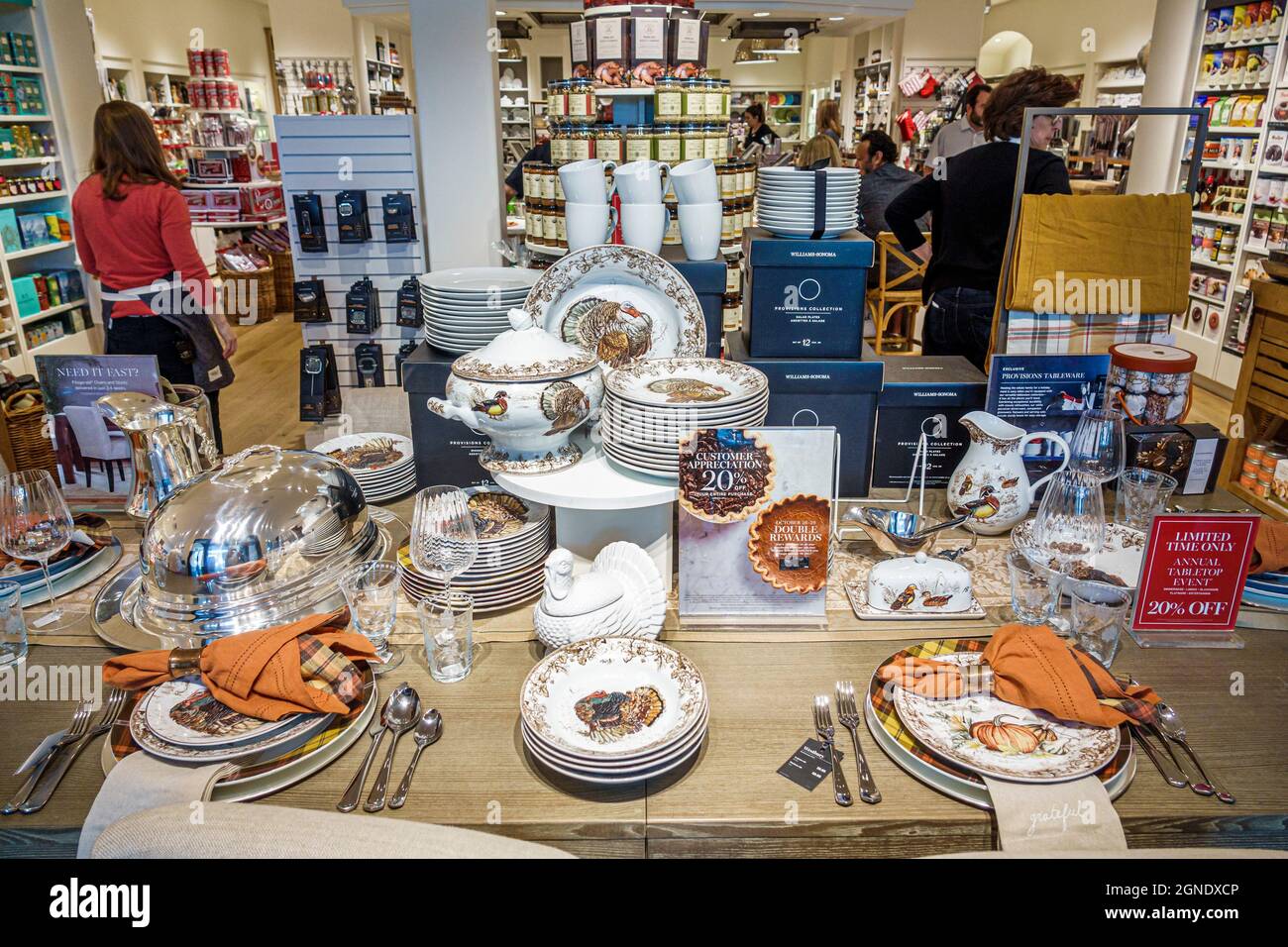 Orlando, Florida, el centro comercial en Millenia, tiendas Williams-Sonoma  tienda interior, utensilios de cocina vajilla platos pantalla venta mesa de  otoño ajustes Fotografía de stock - Alamy