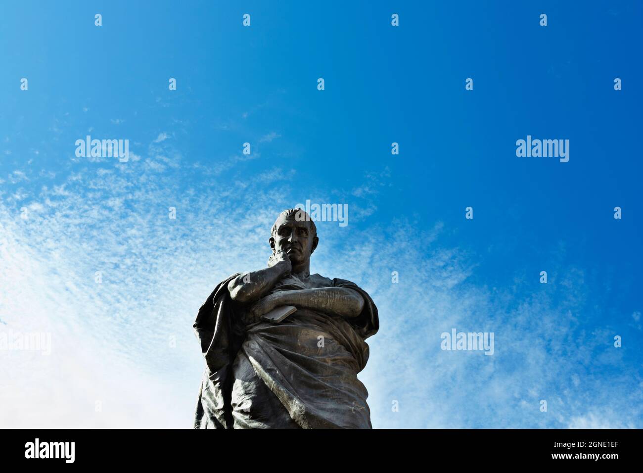 Estatua de bronce del poeta romano Ovid contra el símbolo del cielo azul de la ciudad de Sulmona, lugar de nacimiento de Ovid Foto de stock