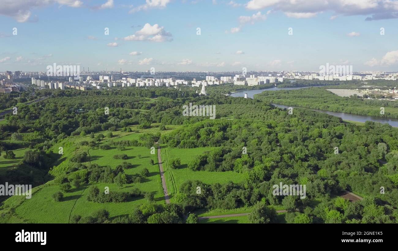 Vista aérea de Moscú con parque verde y río, Rusia Foto de stock