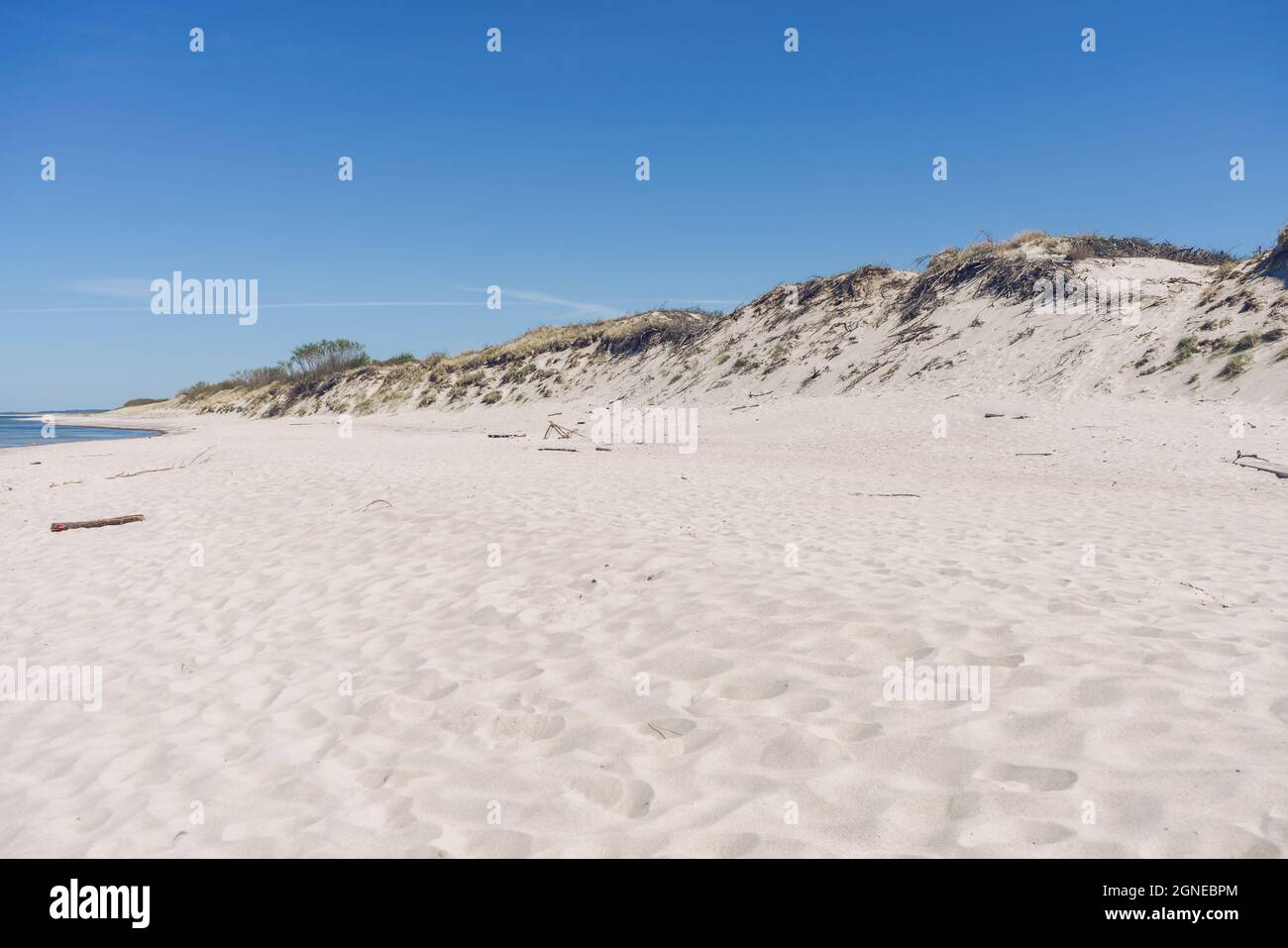 Dunas de arena y colinas de curonian escupir en la playa del mar Báltico en el día soleado Foto de stock