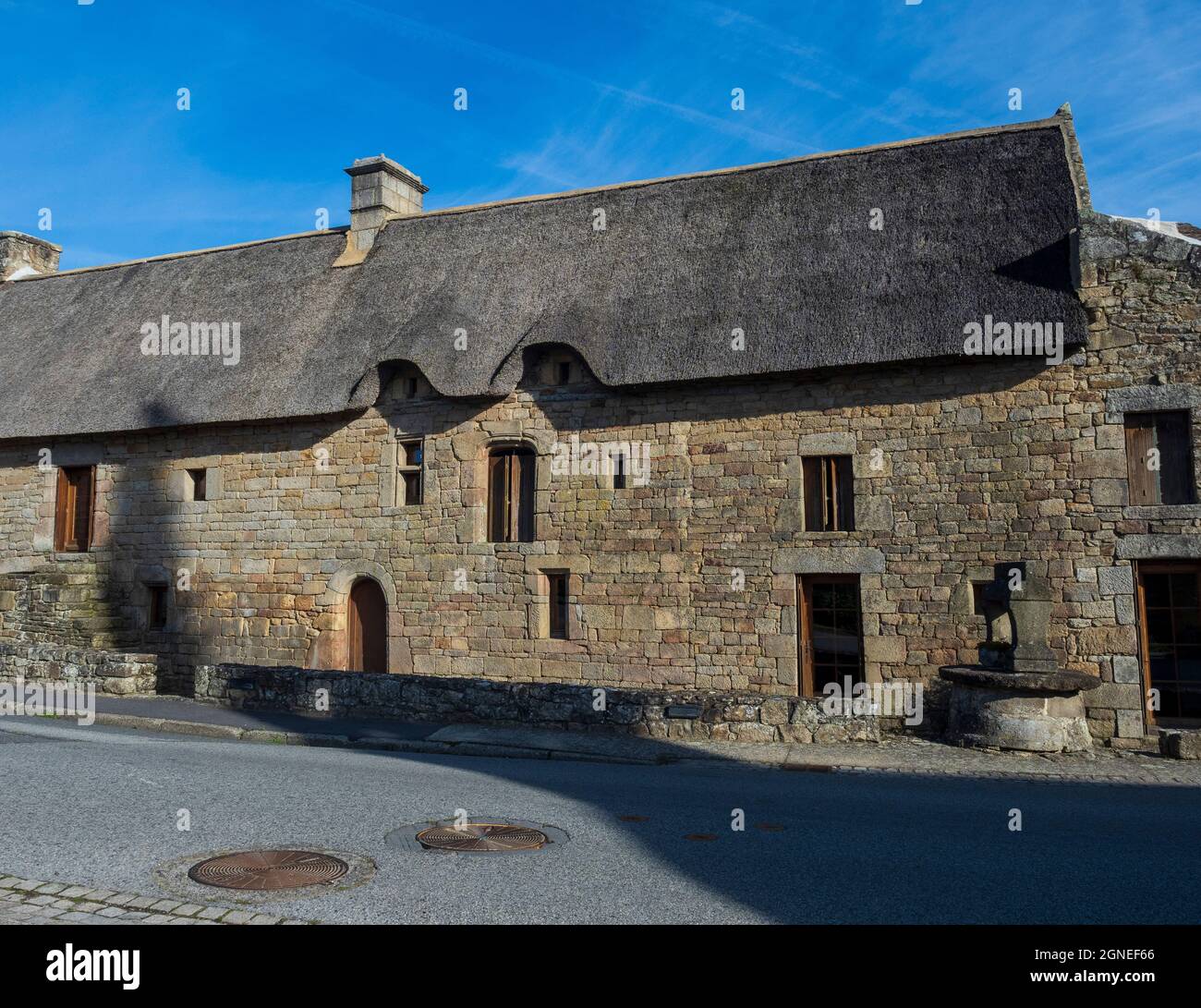 Casa con techo de paja, Lanvaudan, Morbihan, Bretaña, Francia. Foto de stock