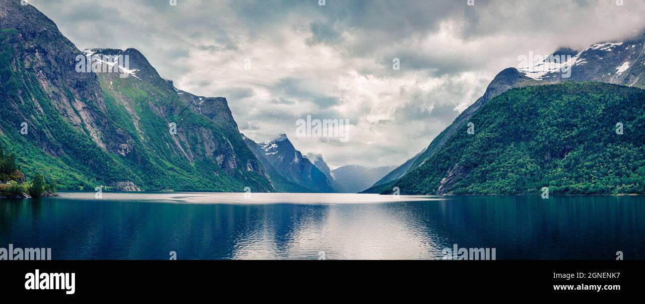 Espectacular panorama veraniego del lago Eikesdalsvatnet, municipio de Nesset en el condado de More og Romsdal. Fantástica escena matutina de Noruega, Europa. Belleza de Foto de stock