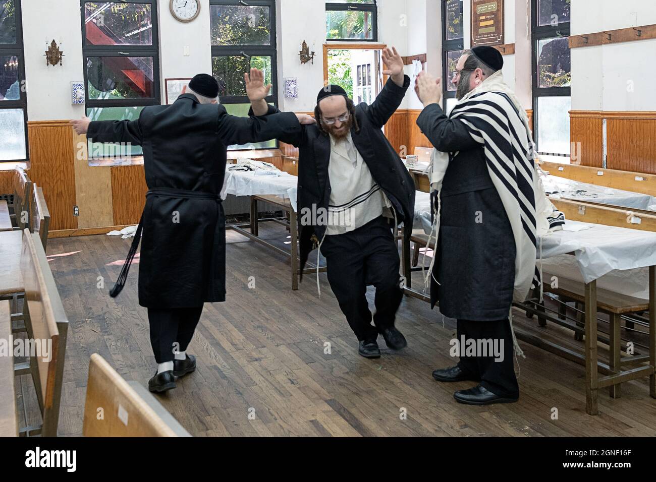 Los judíos ortodoxos bailan para celebrar la fiesta alegre de Sukkos. En una sinagoga en Williamsburg, Brooklyn, Nueva York. Foto de stock
