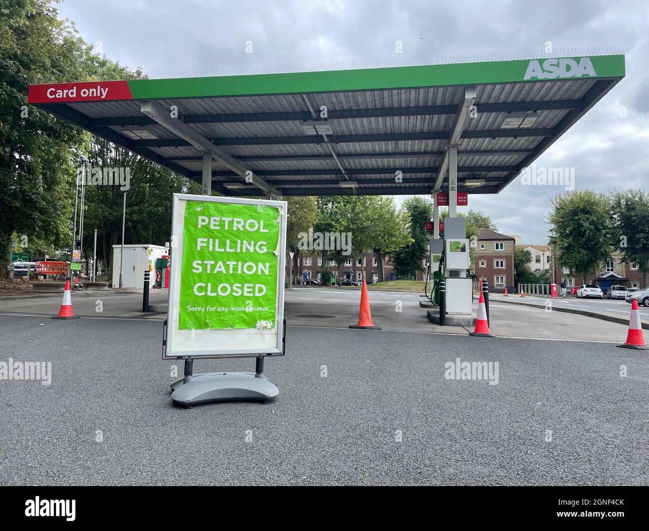 Una gasolinera Asda cerrada en Bristol. Fecha de la foto: Sábado 25 de ...