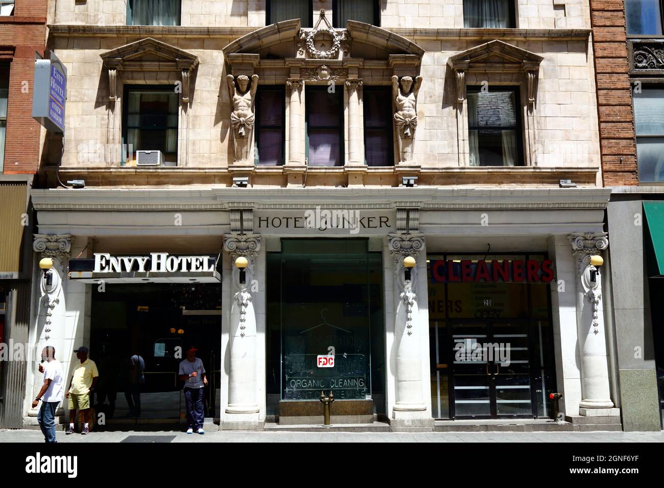 Fachada de entrada de Envy Hotel and Hotel Junker, E Fayette St, Baltimore, Maryland, Estados Unidos Foto de stock
