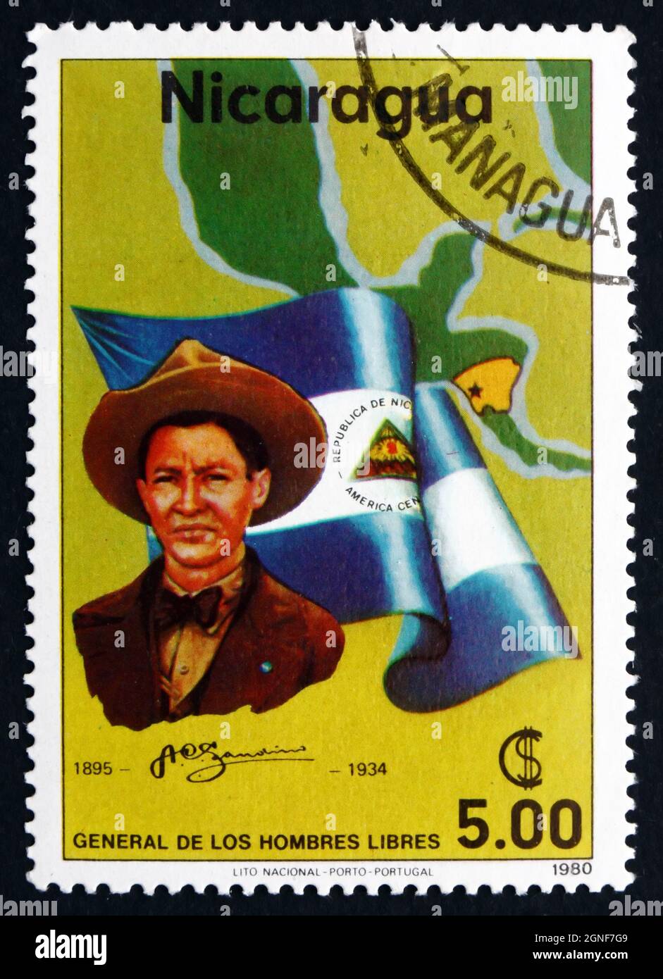 NICARAGUA - ALREDEDOR de 1980: Un sello impreso en Nicaragua muestra Augusto Cesar Sandino, Revolucionario y Líder, Héroe Nacional, alrededor de 1980 Foto de stock