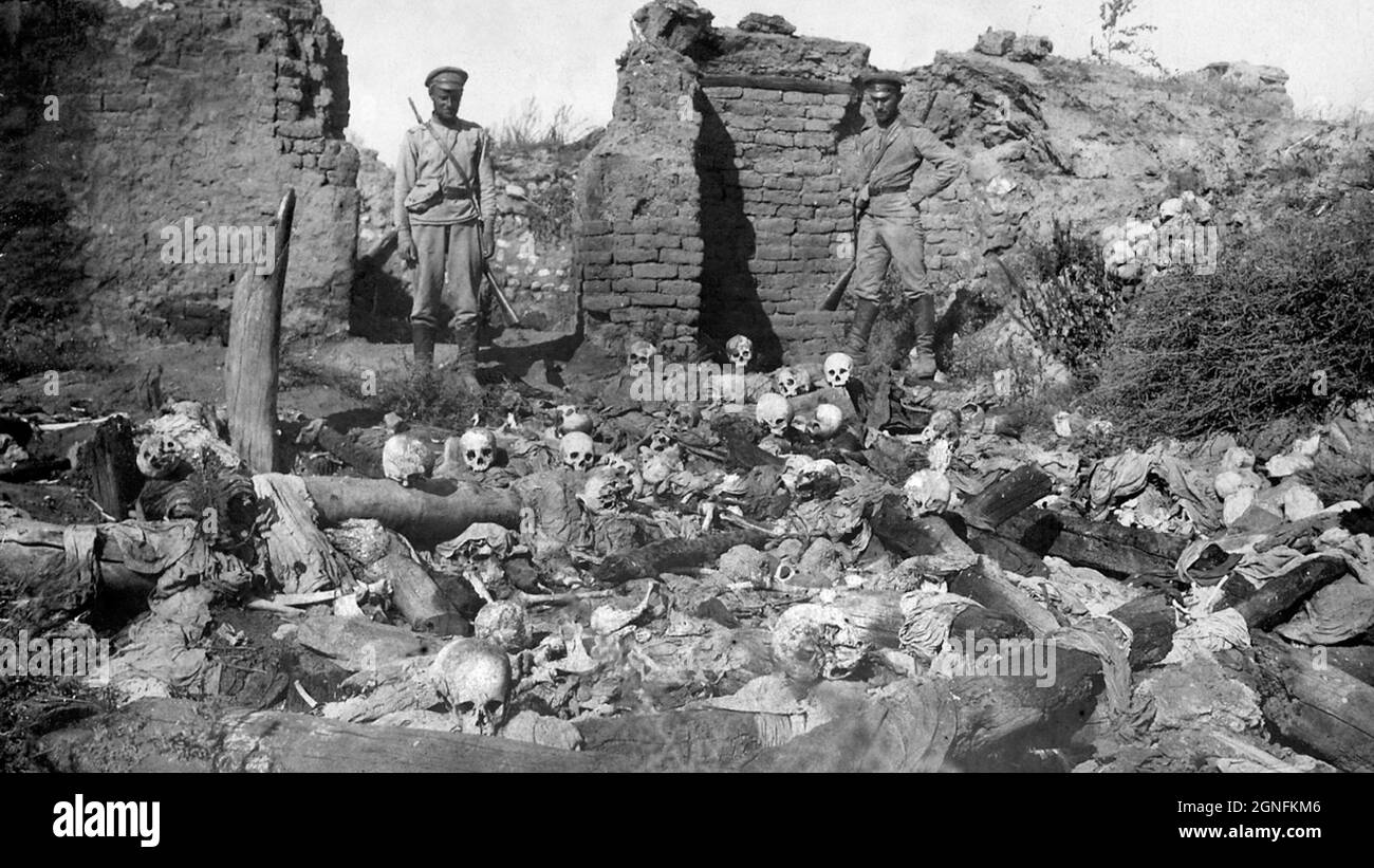 Soldados rusos fotografiados en la antigua aldea armenia de Sheykhalan cerca de Mush, 1915. Foto de stock