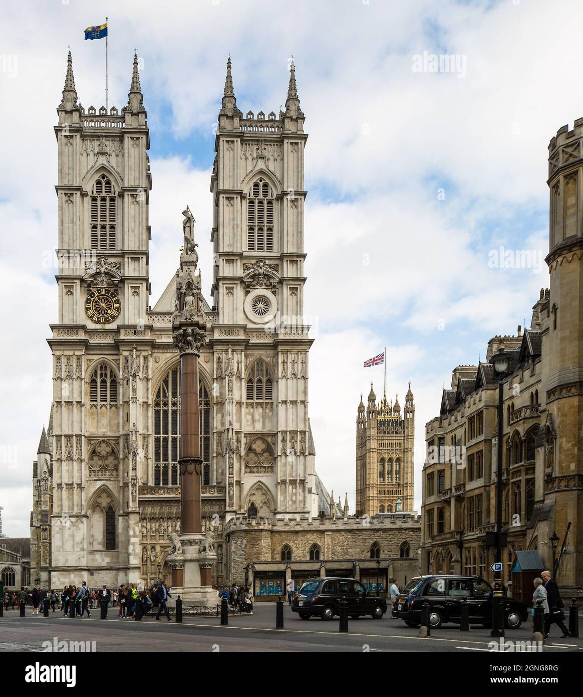 London, Westminster Abbey 13-16 JH und 18-19 JH Westtürme - deren Obergeschosse 1745 nach Plan von Nicholas Hawksmoor vollendet Höhe 69 m hinten Vic Foto de stock
