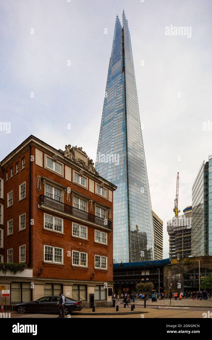 Londres, Blick von der Tooley Street nach Süden zum Hochhaus EL SHARD 2009-12 von Renzo Piano 310 m hoch Nutzung Büros und Gastronomie Foto de stock