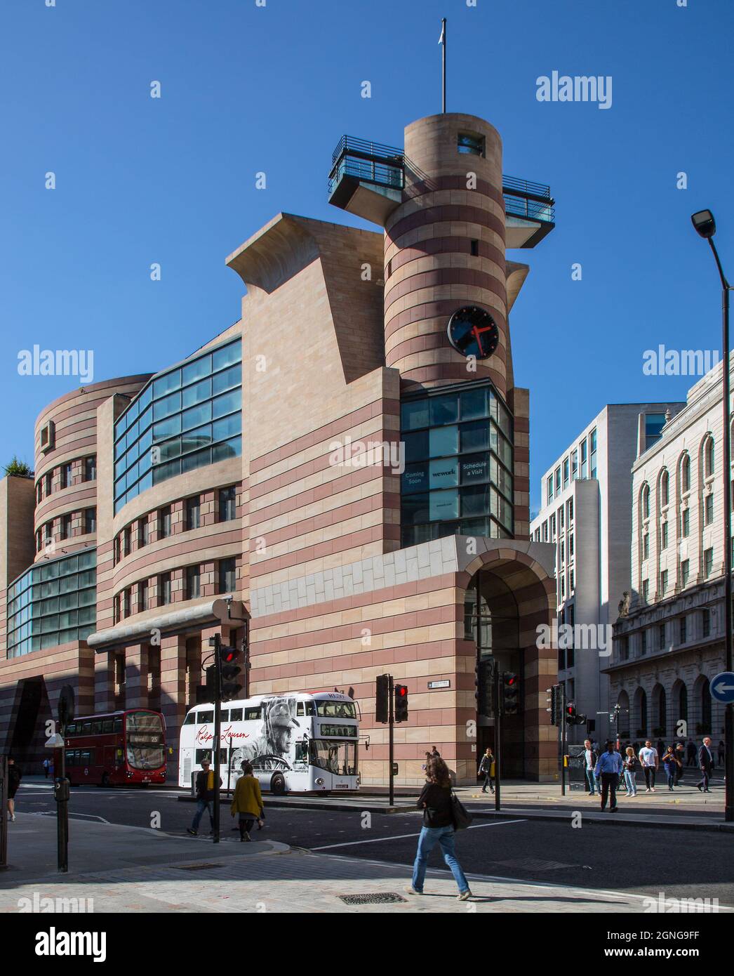 Londres, postmoderner Kopfbau an der Queen Victoria Street von James Stirling, projektiert 1985, posthum ausgeführt 1996 Foto de stock