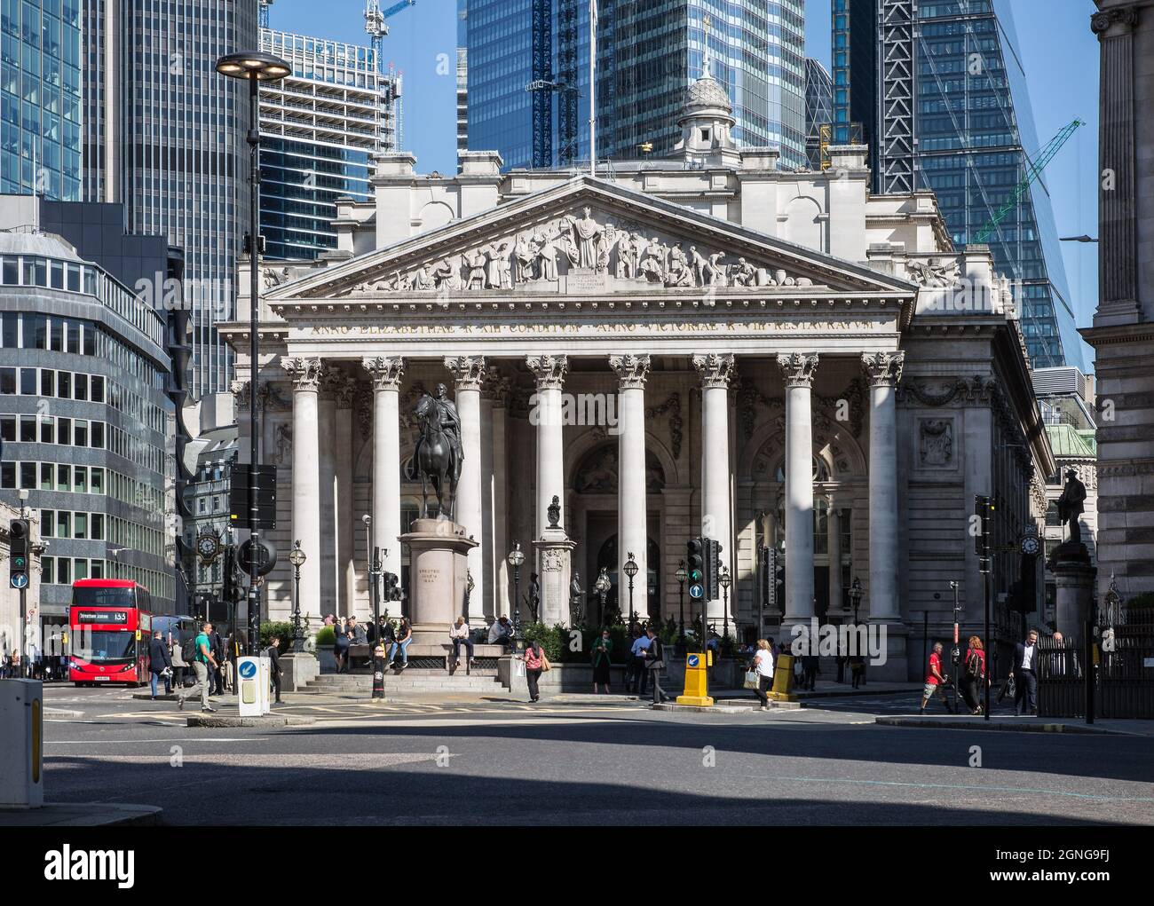 Londres, Banco de Inglaterra, Portikus mit korinthischen Säulen, vollendet 1833 von John Soane, dahinter gläserne Hochhausfassaden der Londoner City Foto de stock