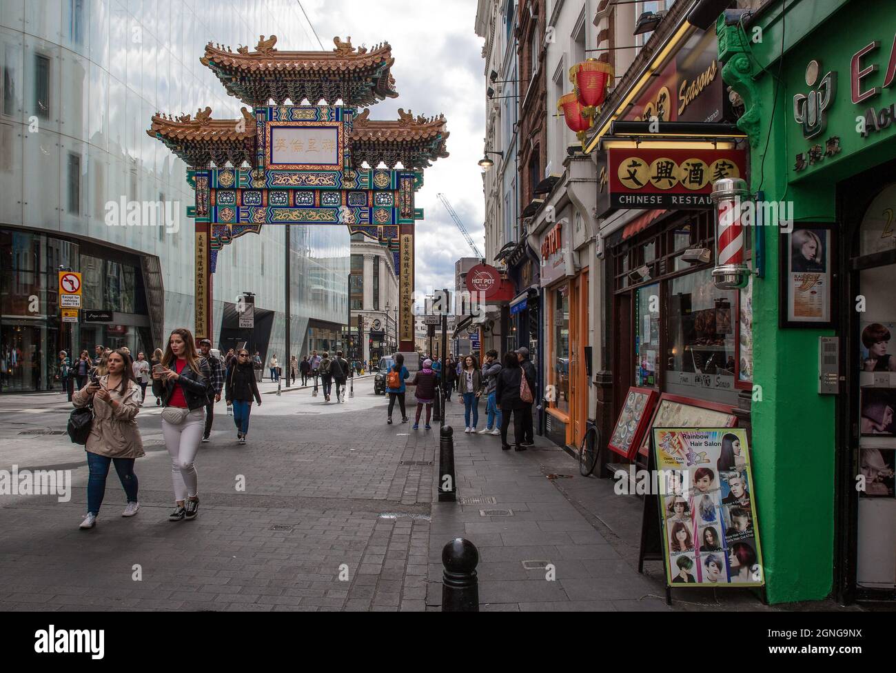 Londres, Wardour Street Richtung Norden en Soho mit dem chinoisen Tor von Chinatown Foto de stock