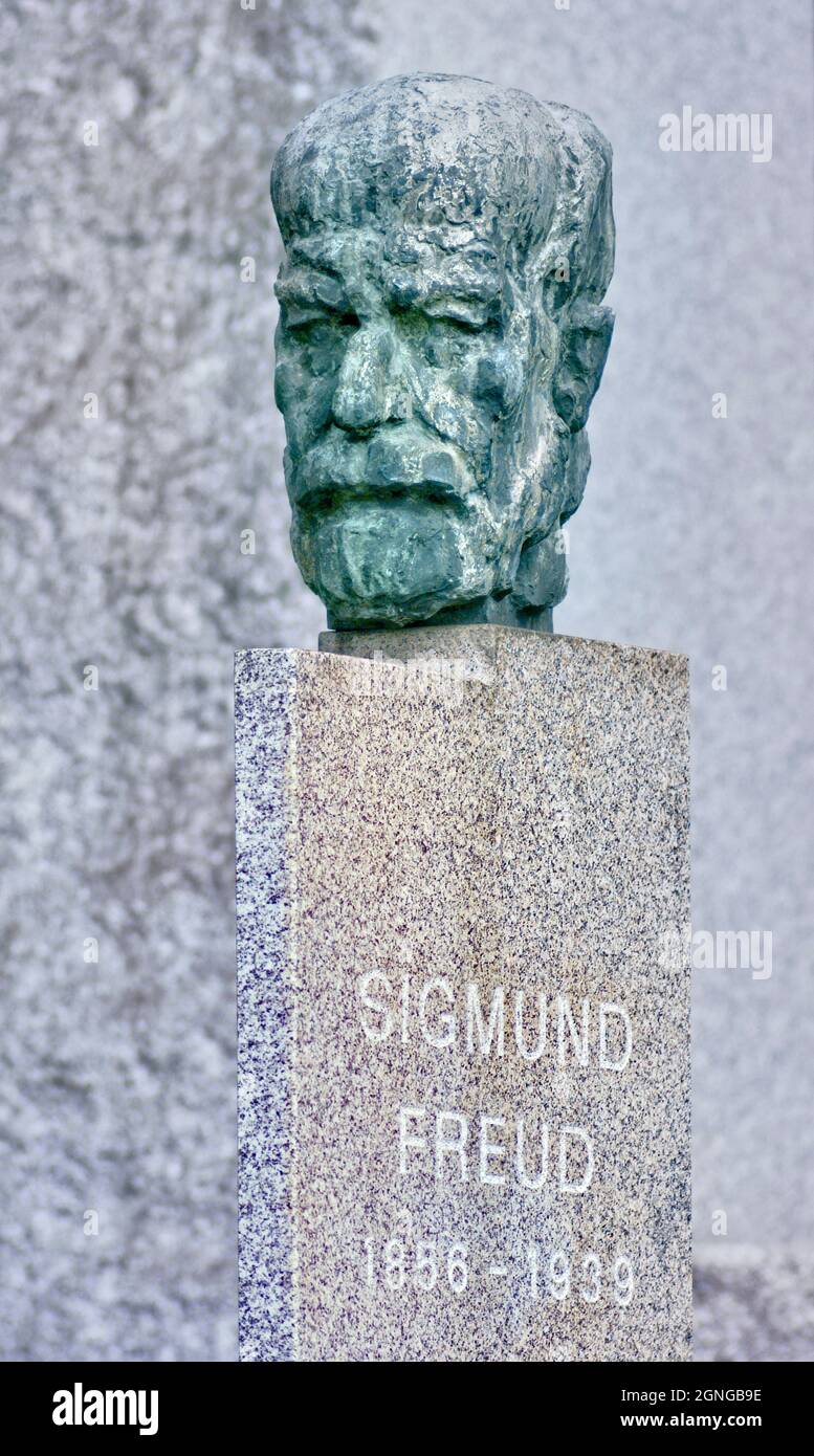 Cabeza esculpida de Sigmund Freud en el monumento de Pribor, República Checa Foto de stock