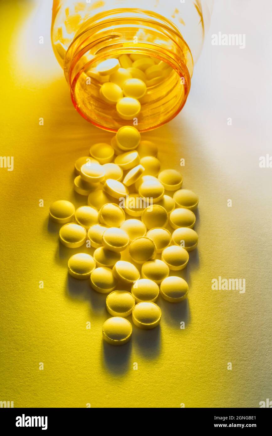 25 tabletas de microgramos de colecalciferol o vitamina D3. Foto de stock