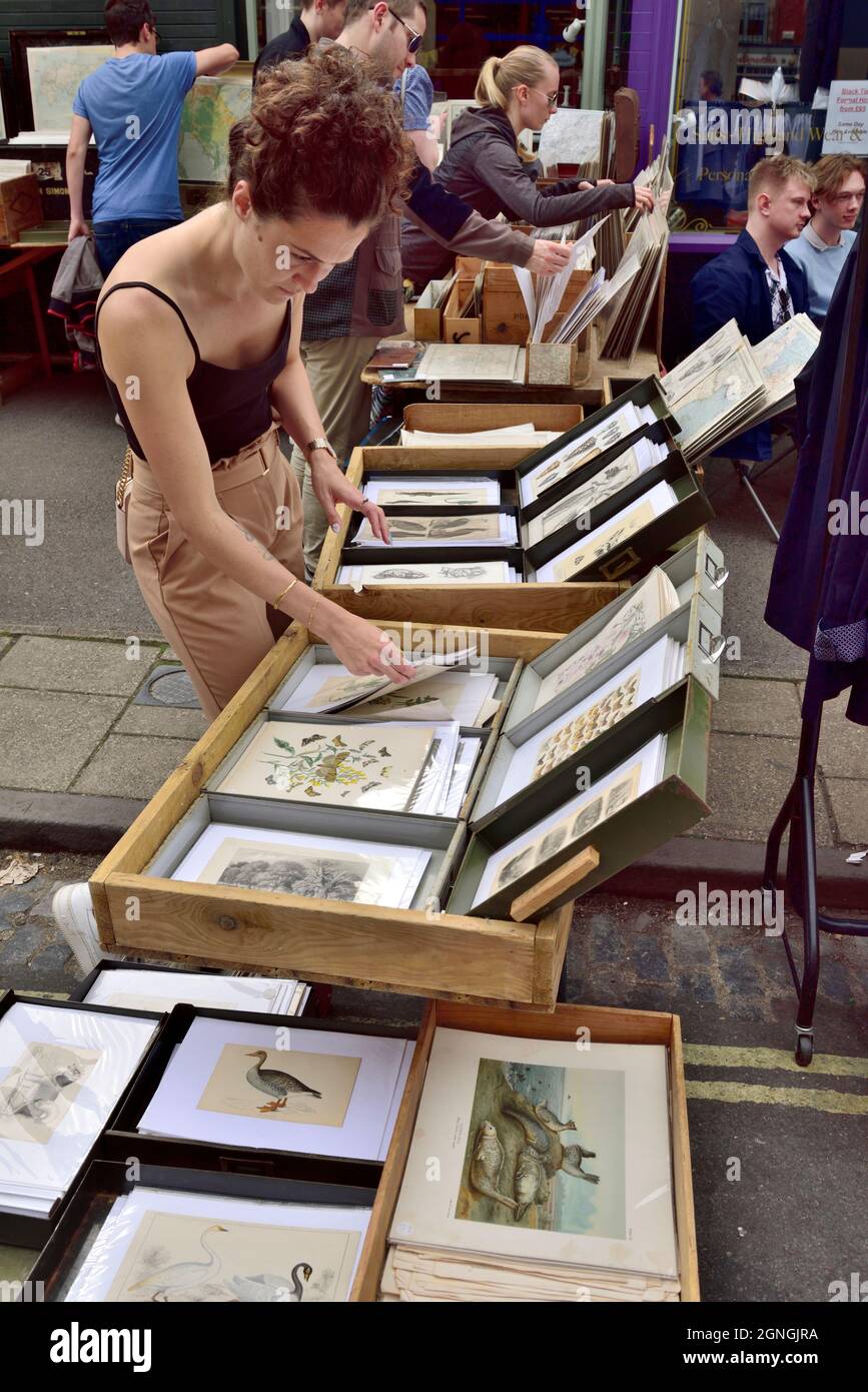 Fiesta en la calle, tienda peatonal que muestra y vende impresiones vintage en la calle, Reino Unido Foto de stock