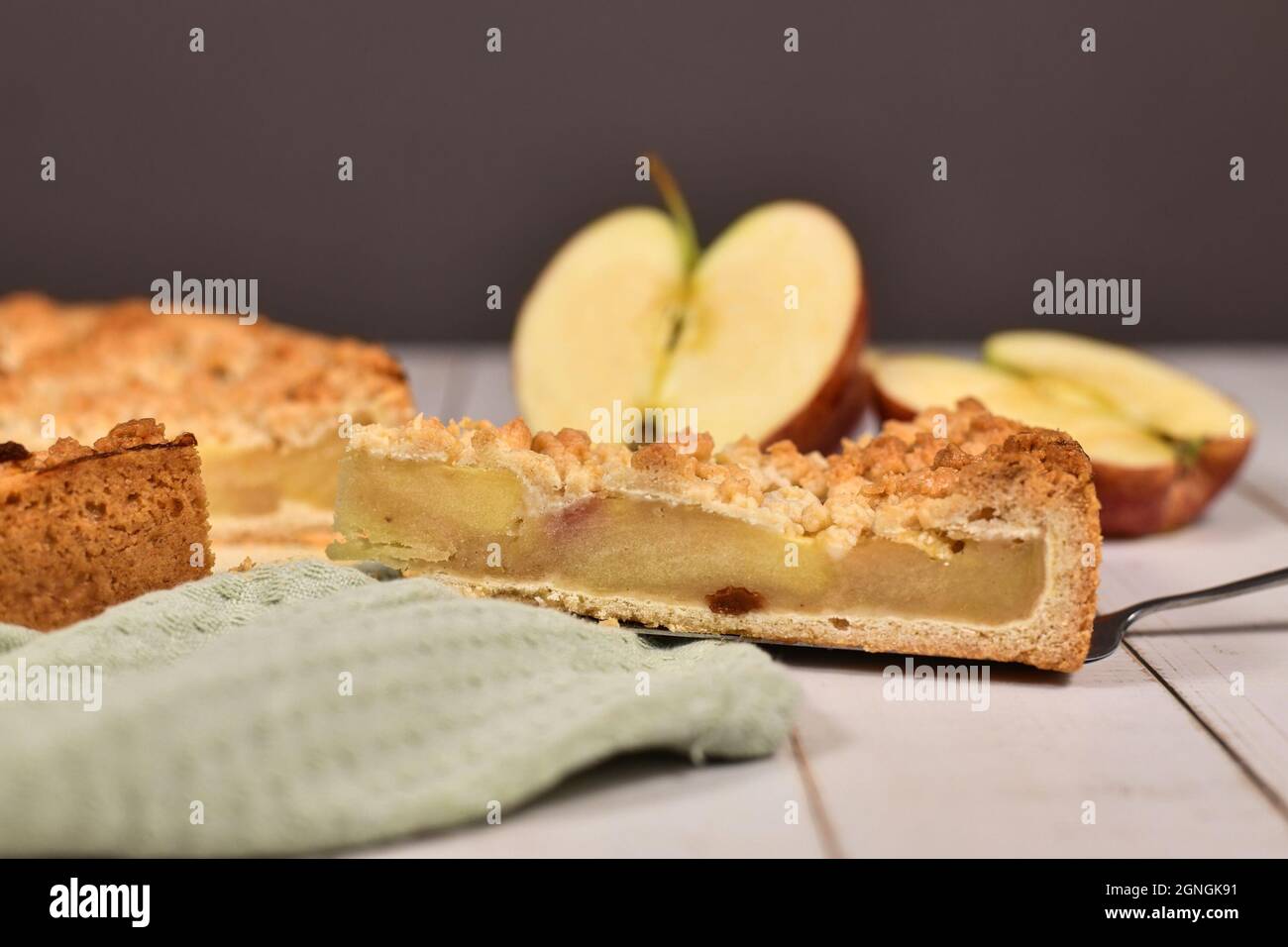 Una porción de pastel de manzana tradicional europea con restos de migajas llamadas 'Streusel' en el servidor de pasteles Foto de stock