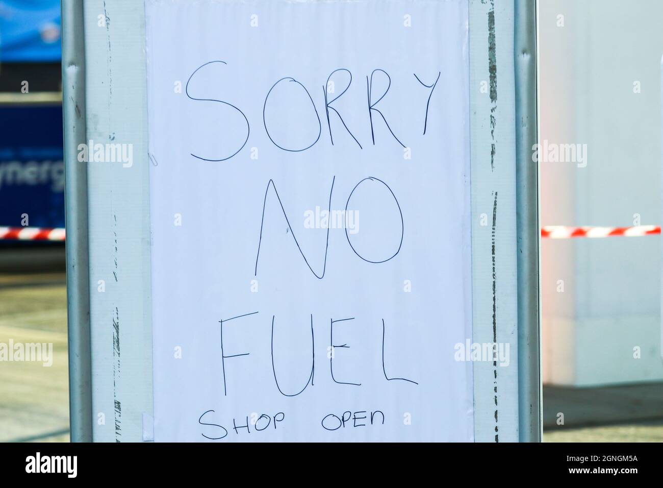 LONDRES, INGLATERRA, septiembre de 25 2021 Un letrero que dice 'Lo siento, no hay combustible' fuera de una gasolinera, debido a la falta de conductores de vehículos pesados ha habido una escasez de combustible que llega a las gasolineras haciendo que los clientes se asusten comprar Crédito: Lucy North/Alamy Live News Foto de stock