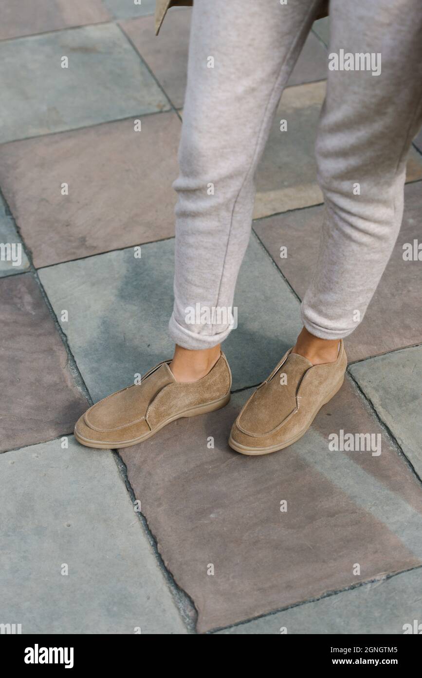 Retrato de mujeres de moda en pantalones beige y elegantes zapatos de ante  posando en la calle Fotografía de stock - Alamy
