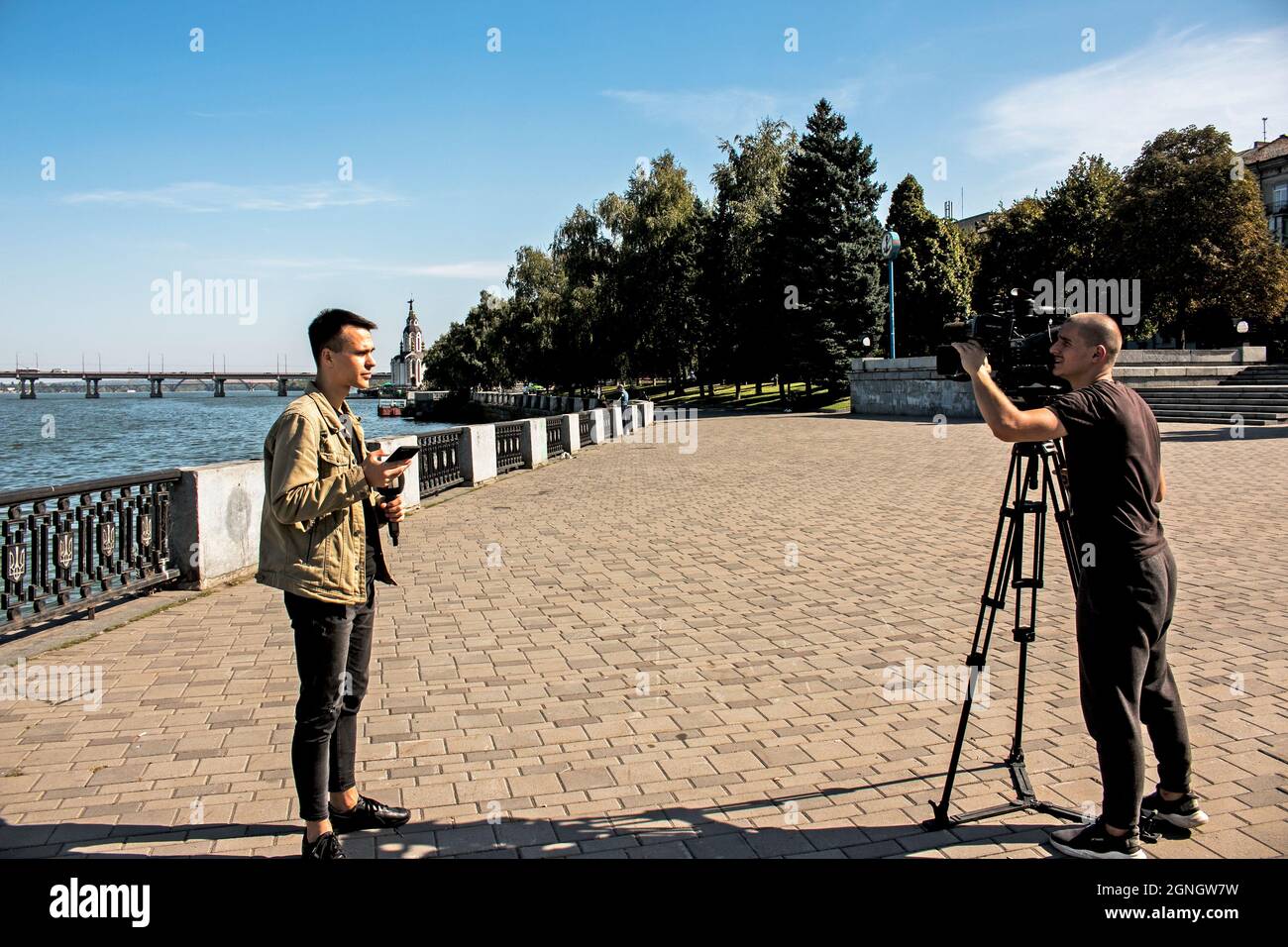 Dnepropetrovsk, Ucrania - 09.17.2021: Los periodistas de televisión locales están filmando un tema ambiental. Se formó una nueva isla en el río Dnieper. Foto de stock
