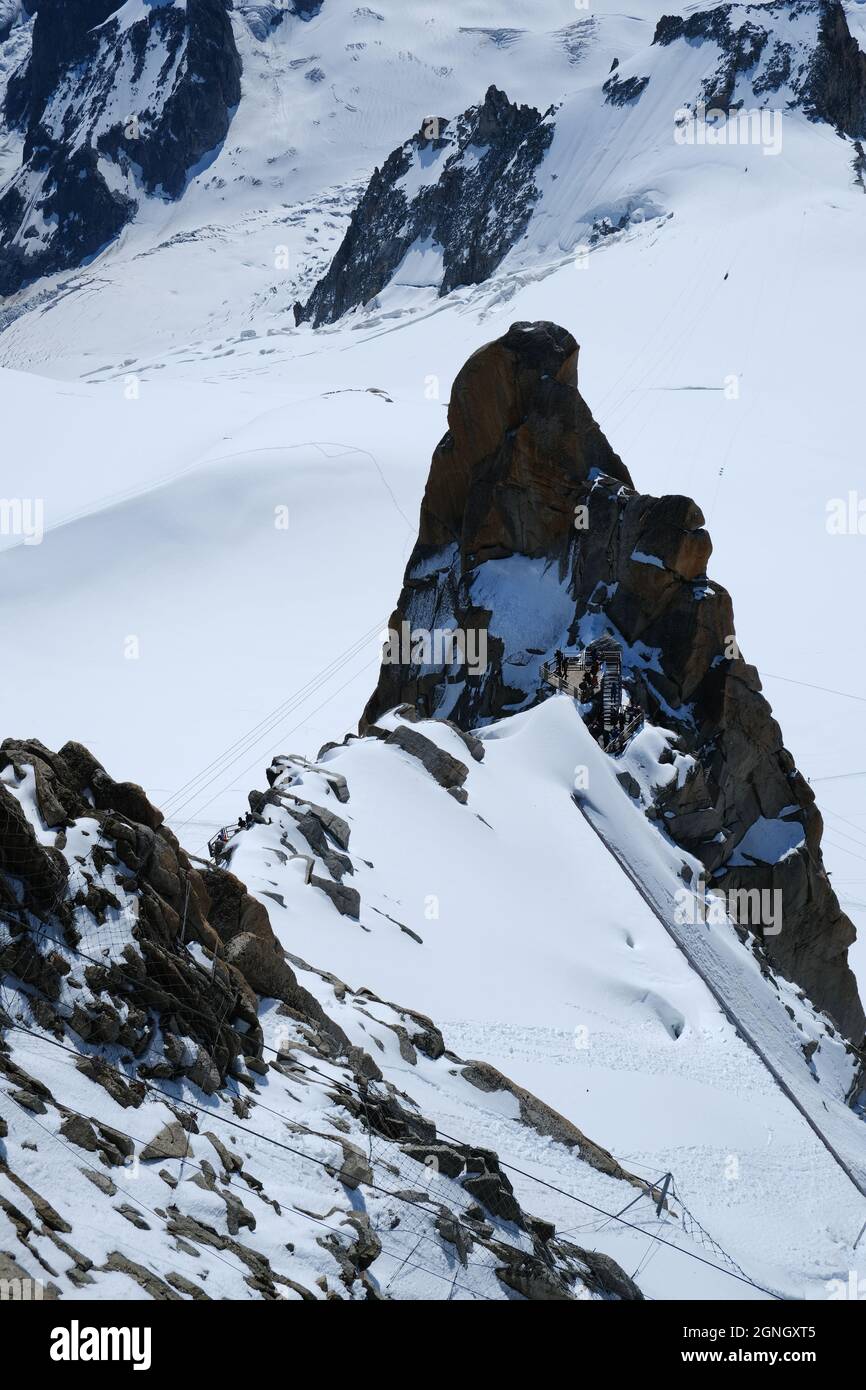 Aiguille du Midi (3.842 m) pico y plataforma, atracción turística del mundo en el macizo del Mont blanc visto desde el skywalk, Chamonix, región de Alta Saboya, Fr Foto de stock