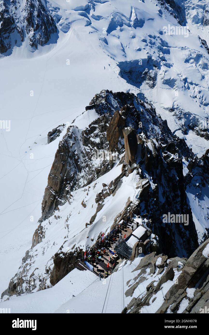 Aiguille du Midi (3.842 m) pico y plataforma, atracción turística del mundo en el macizo del Mont blanc visto desde el skywalk, Chamonix, región de Alta Saboya, Fr Foto de stock