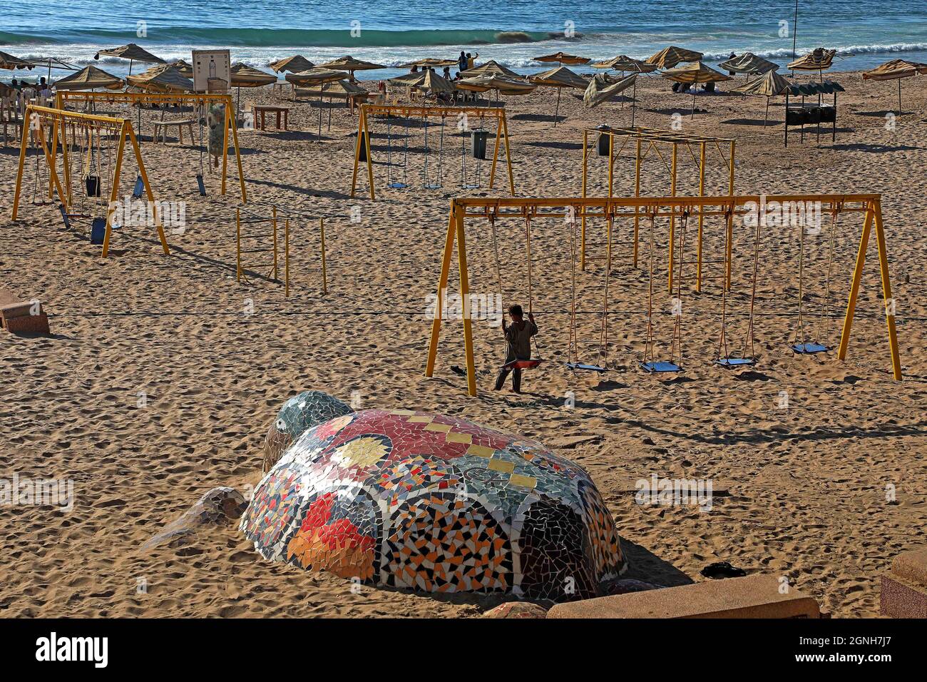 Beirut, Líbano. 25th de Sep de 2021. La gente pasa tiempo en la playa de Beirut, Líbano, el 25 de septiembre de 2021. Crédito: Bilal Jawich/Xinhua/Alamy Live News Foto de stock