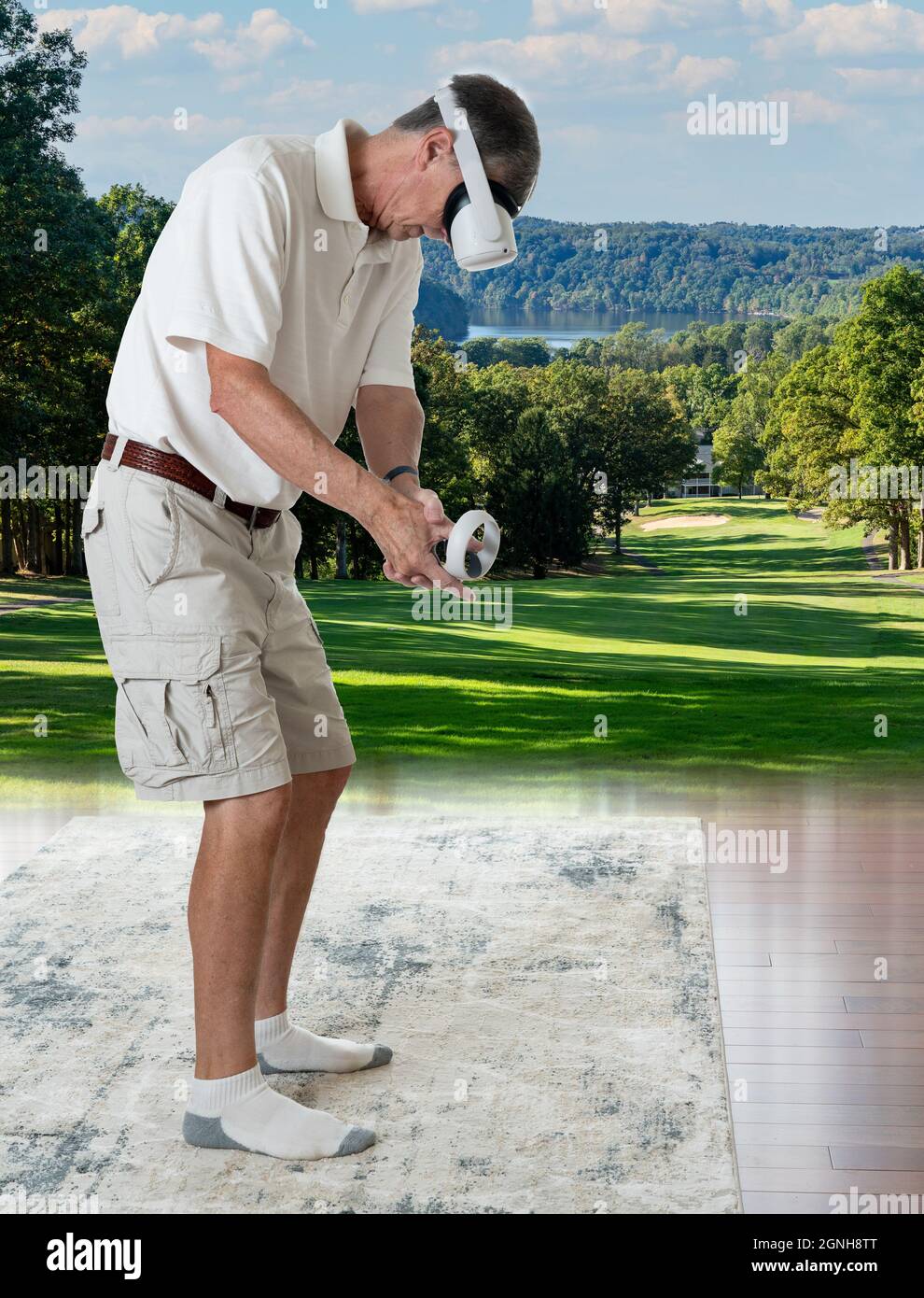 Hombre mayor jugando al golf o jugando con un moderno auricular virtual de  realidad virtual VR con un compuesto de campo de golf Fotografía de stock -  Alamy