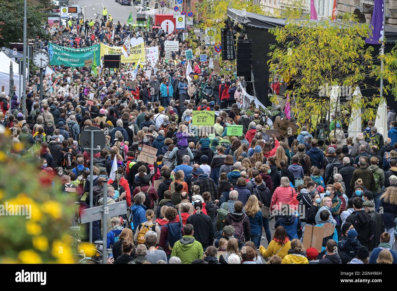 Lubeck, Alemania, 24 de septiembre de 2021: Gran multitud de personas con banners de protesta en la manifestación de los viernes mundiales para la futura manifestación de marzo aga Foto de stock