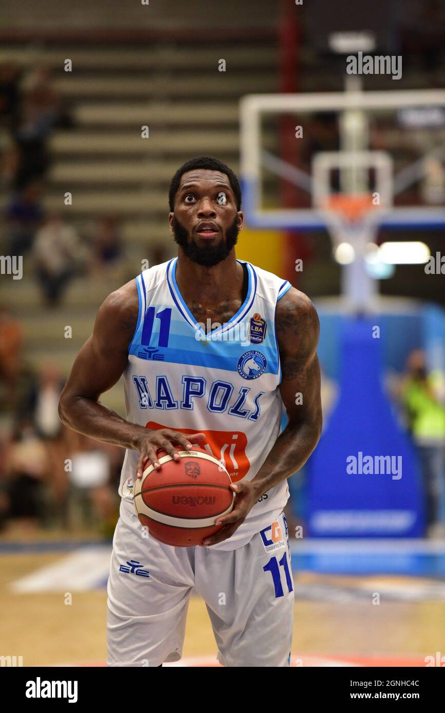 Nápoles, Italia. 25th de Sep de 2021. El jugador de Napoli, Jordan Parks,  está en acción durante el primer partido de la Serie A italiana entre Gevi  Napoli y Armani Milano Basket.