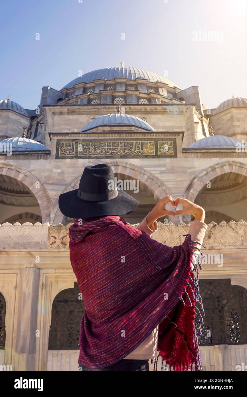 Un joven viajero en un sombrero y poncho rojo. Foto de stock