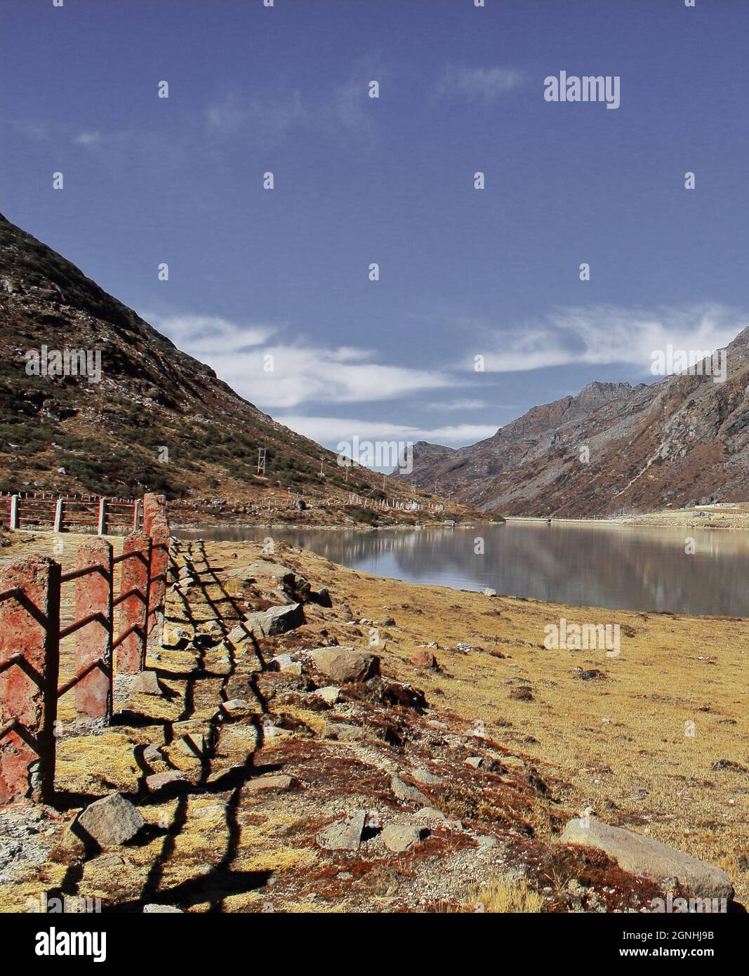 hermosa ruta de senderismo está pasando por el pintoresco valle alpino en el paso sela en tawang, arunachal pradesh, noreste de la india Foto de stock