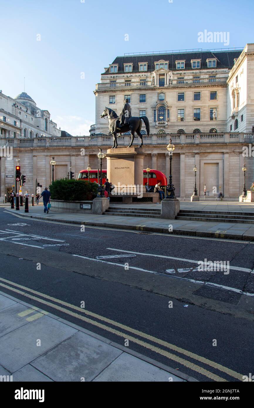 Estatua del duque de Wellington, Cornhill con el banco de Inglaterra, ciudad de Londres, Reino Unido Foto de stock