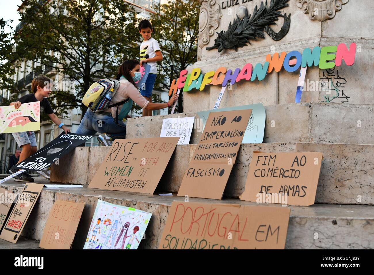 Lisboa, Portugal. 25th de Sep de 2021. Las activistas colectivas feministas  colocan carteles de solidaridad en un pedestal en la plaza Luis de Cam?es de  Lisboa, durante la manifestación. Varios colectivos feministas