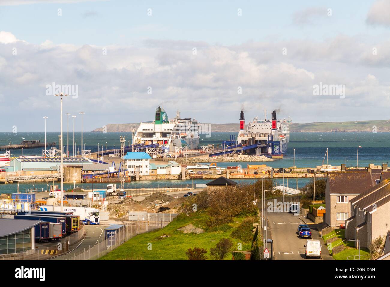 Holyhead, Gales – Octubre 6 2020: Puerto de Holyhead con transbordadores, gran angular Foto de stock