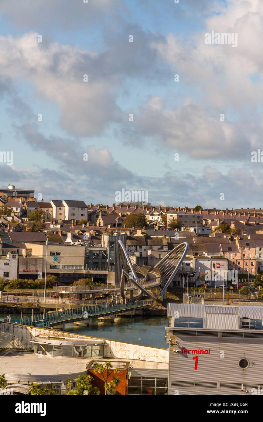 Holyhead, Gales – Octubre 6 2020: Ciudad de Holyhead con Celtic Gateway Bridge, Anglesey, Gales, retrato Foto de stock