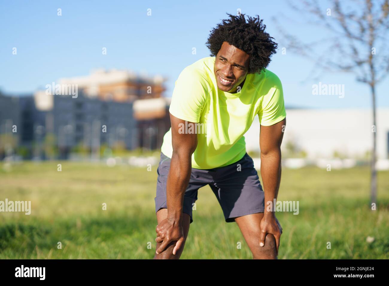 Hombre negro con pelo afro agotado después de hacer ejercicio. Foto de stock