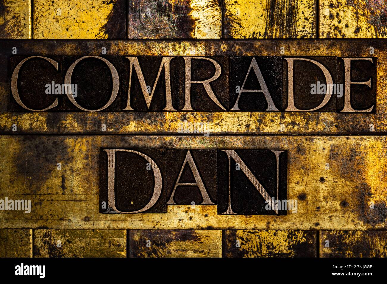Texto de la camarada Dan sobre cobre grunge texturizado y fondo de oro vintage Foto de stock