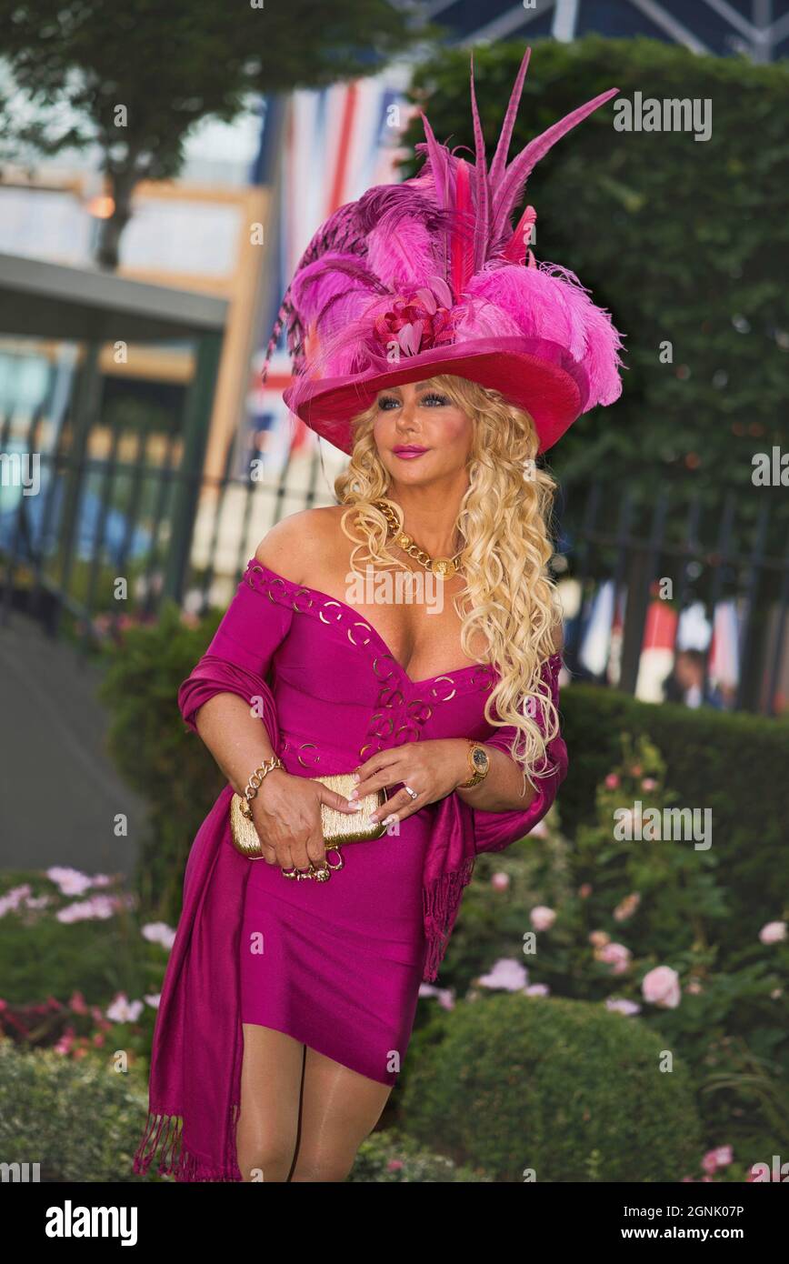 Fabulosa dama lleva un vistoso vestido con un sombrero de lujo en el Día de las Damas de Ascot Foto de stock