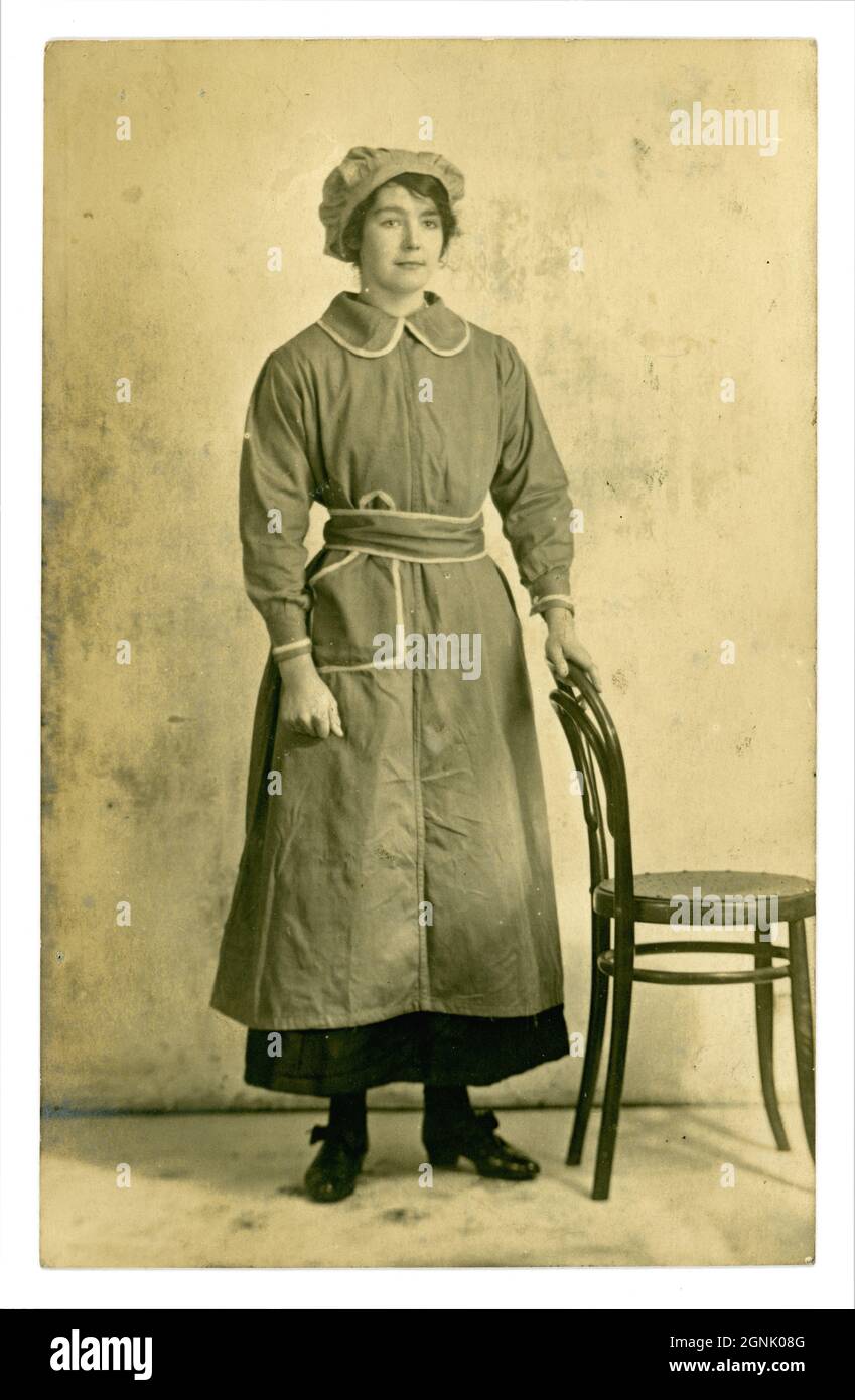 Original postal de la era de WW1 de una hermosa trabajadora de guerra de fábrica, con una gorra de túnica y turba, posiblemente trabajadora de municiones, alrededor de 1916, ubicación desconocida, Reino Unido Foto de stock