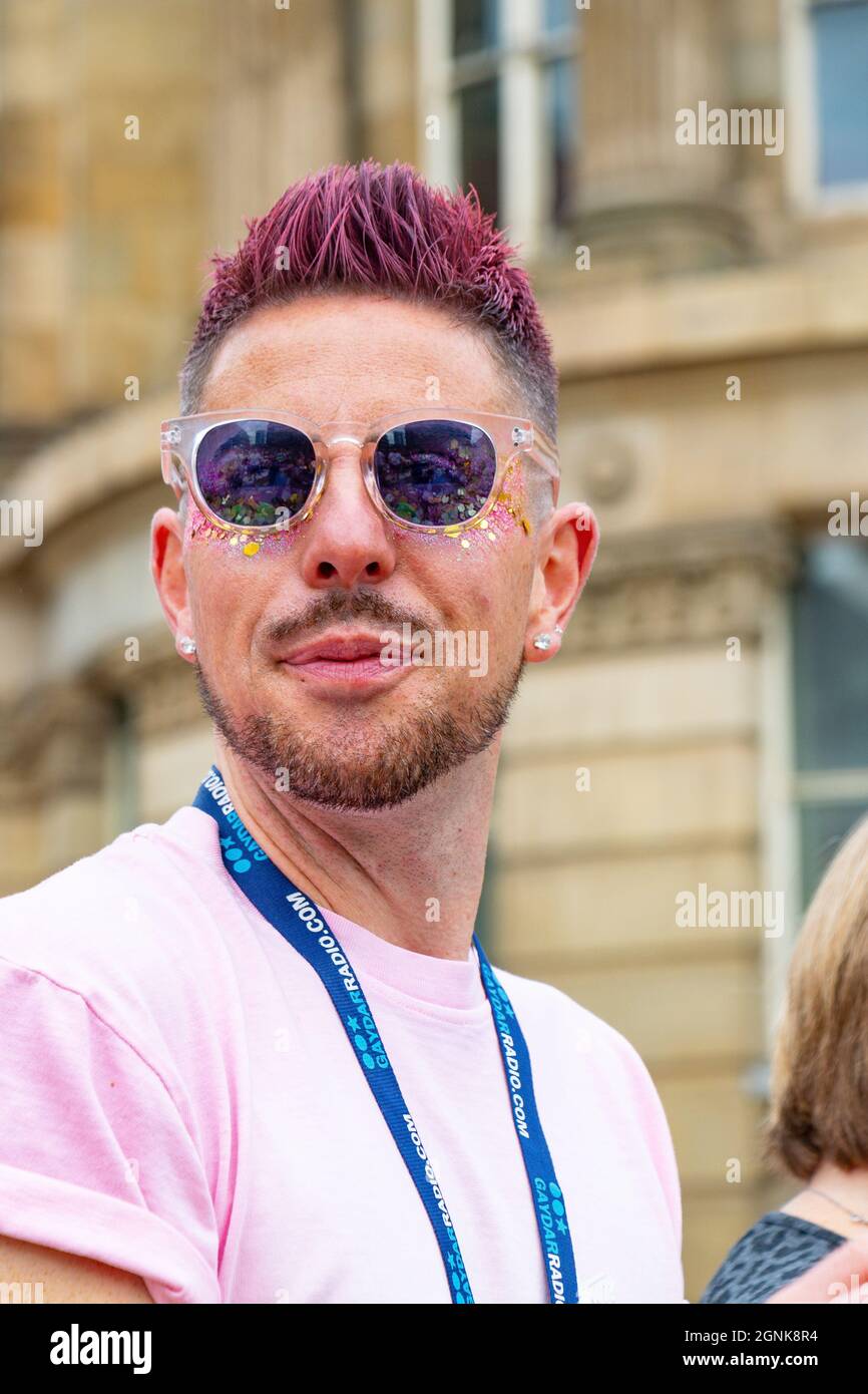 Hombre gay joven con maquillaje brillante en Birmingham Pride Sábado 25th  de septiembre de 2021 Fotografía de stock - Alamy