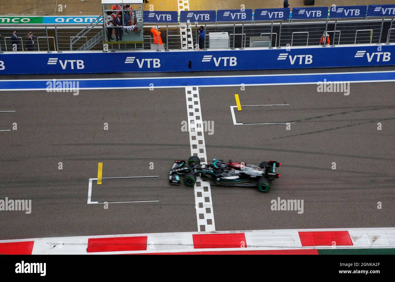 Formula One F1 - Gran Premio Ruso - Sochi Autodrom, Sochi, Rusia - 26 de  septiembre de 2021 Lewis Hamilton de Mercedes cruza la línea para ganar la  carrera REUTERS/Anton Vaganov Fotografía de stock - Alamy