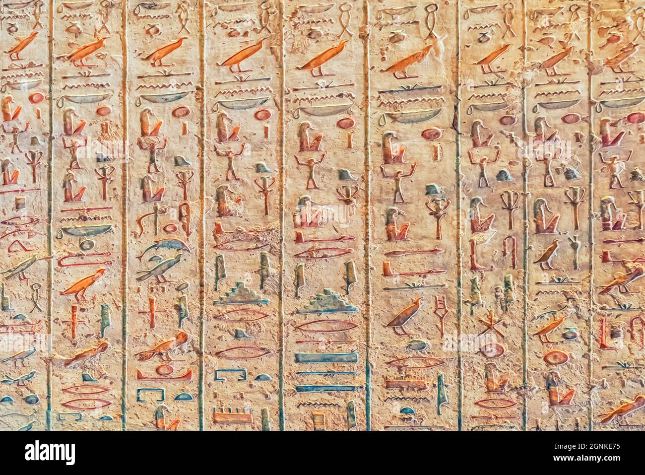 Jeroglíficos egipcios en las tumbas, Luxor, Egipto Foto de stock