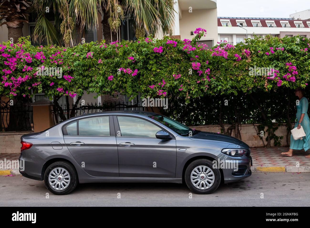 Kemer, Turquía - 08.31.2021: Fiat Egea es un coche de turismo familiar en el aparcamiento de la calle Foto de stock